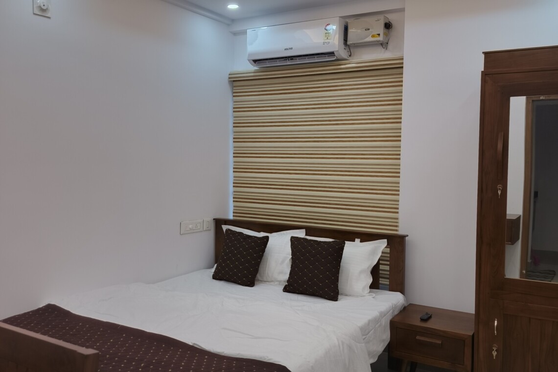 AC Bedroom - Queen Bed & Wardrobe
