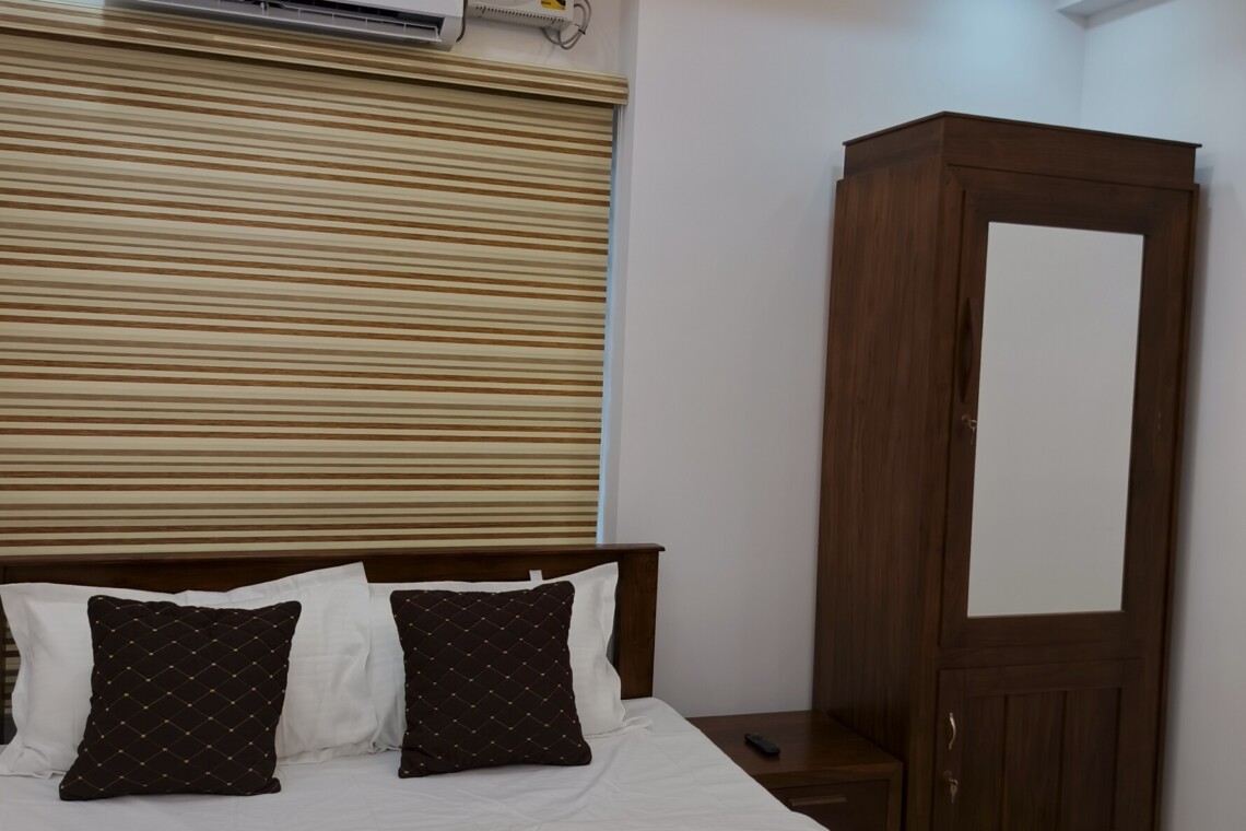 AC Bedroom - Queen Bed & Wardrobe